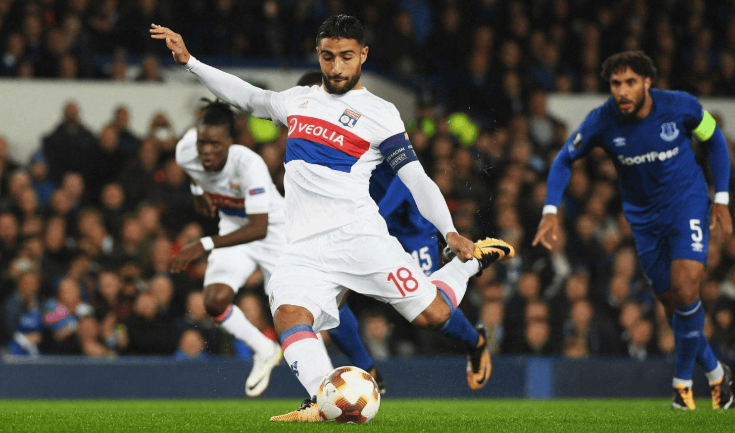 包含英超赛程吃紧，里昂集结日战术微调，引发热议，训练强度明显提升的词条雷速体育平台